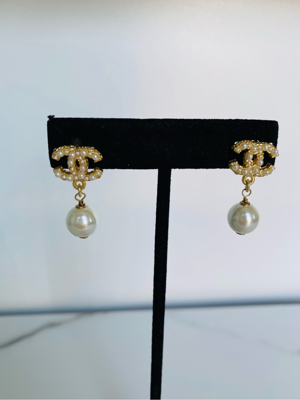 CHANEL CC logo crystal faux white pearl drop earring gold